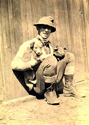 Рассел Пир с щенком и поросёнком